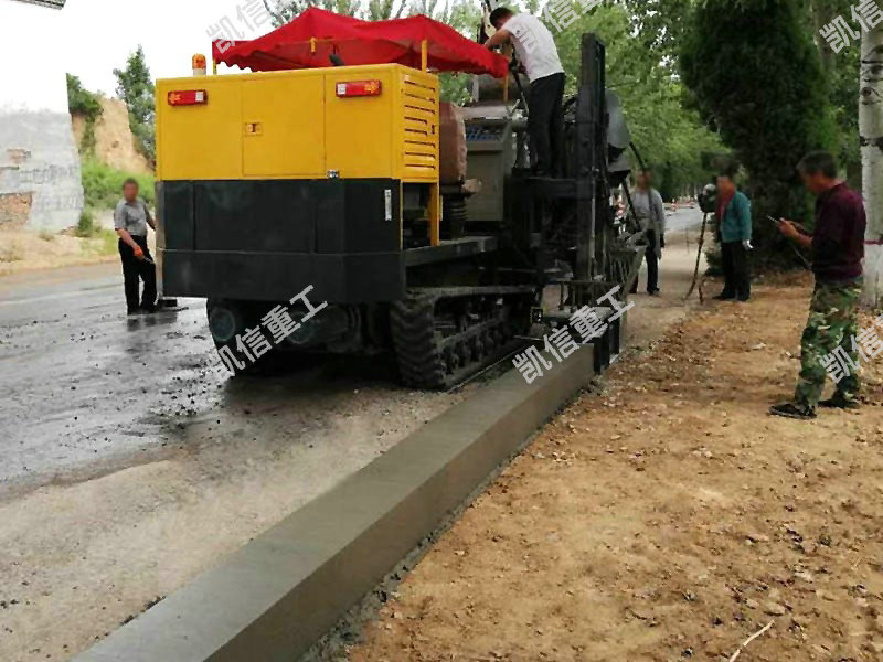 路沿石滑模機(jī)現(xiàn)場成型效果