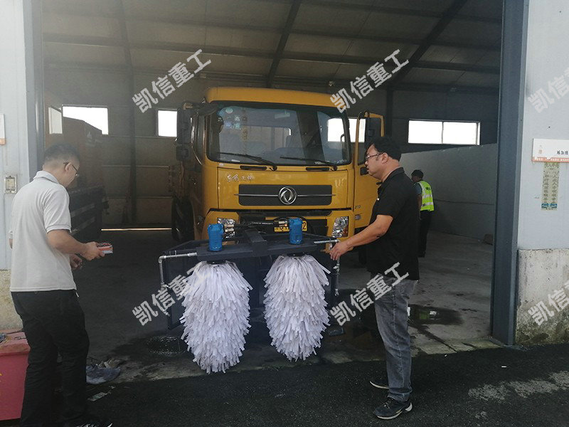 護(hù)欄清洗車(chē)