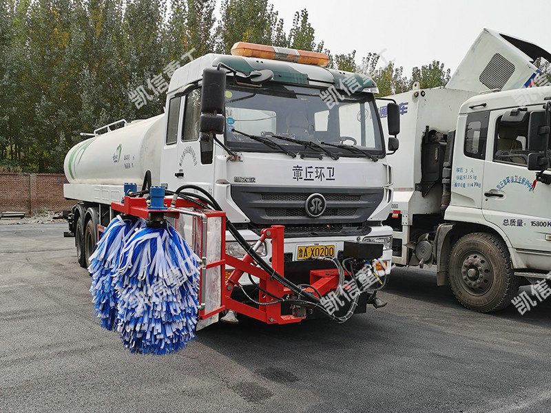 高速護(hù)欄清洗車(chē)