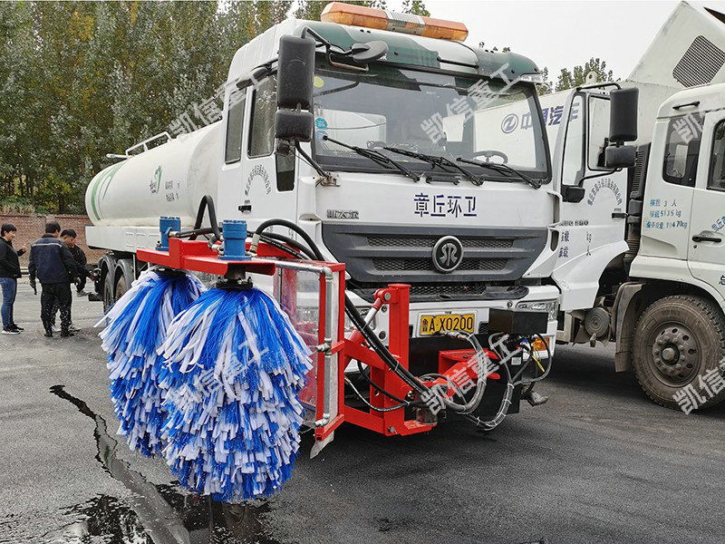 高速護(hù)欄清洗車(chē)