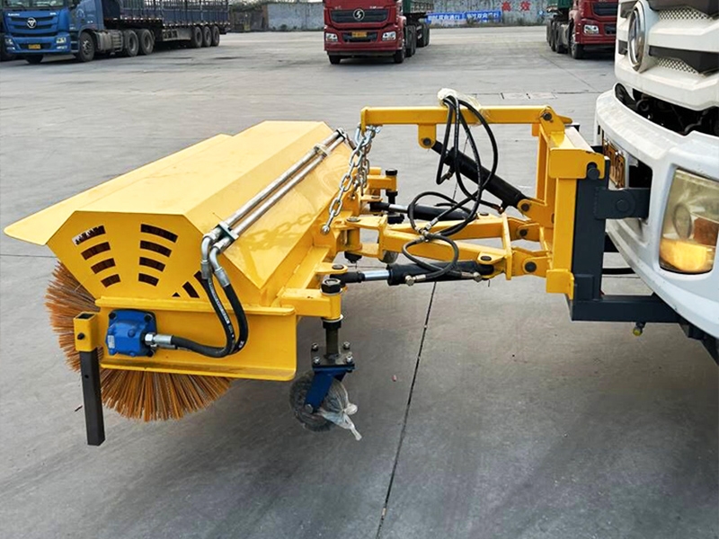 內(nèi)蒙古高速，上線凱信掃雪滾和推雪鏟，大大提高除雪效率